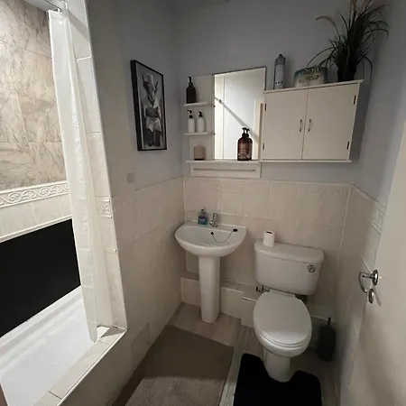 Апартаменты Sleeps 6 With Air Conditioning *