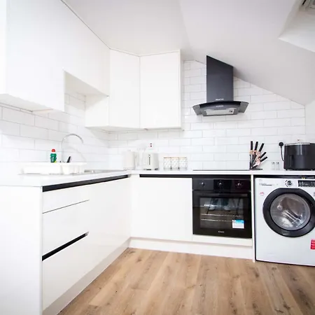 Stylish Newly Refurbished 2br Flat In *