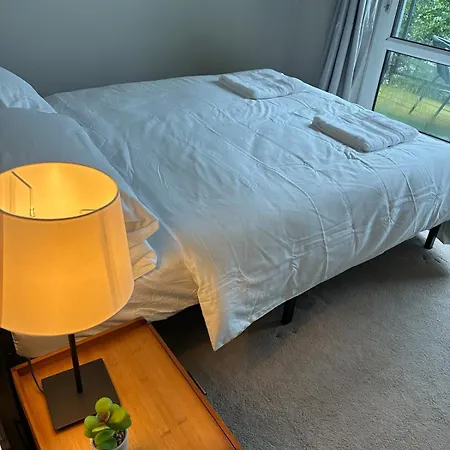 Didsbury 2-bed With Free Parking & 2 Balconies 아파트