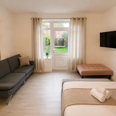 Cozy Living With Garden Μάντσεστερ