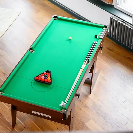 Spacious 2br I Pool Table I Workspace I Centre