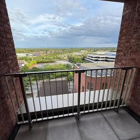 Brand New 1br With Balcony Near Old Trafford Daire