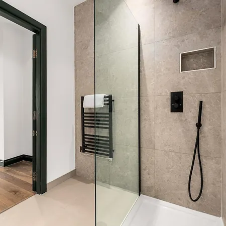 Spacious 2br I Workspace I Duplex I Centre Διαμέρισμα *