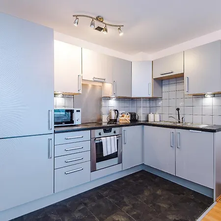 Modern 2br Parking For 2 Walk To Co-op Live