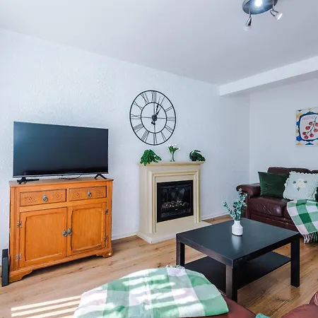 2 Bedroom House, Sleeps 4, Free Parking, Fast Wi-fi *