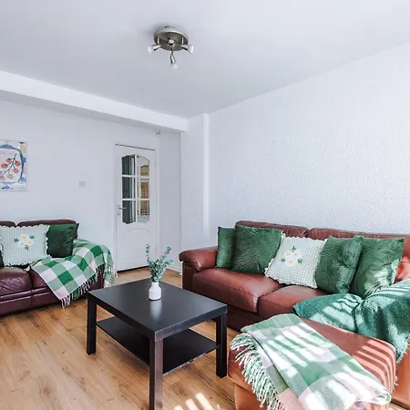 2 Bedroom House, Sleeps 4, Free Parking, Fast Wi-fi דירה *