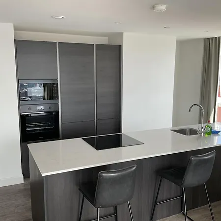 Cloud32 - Luxury Two Bedroom In Centre With Skyline Views *