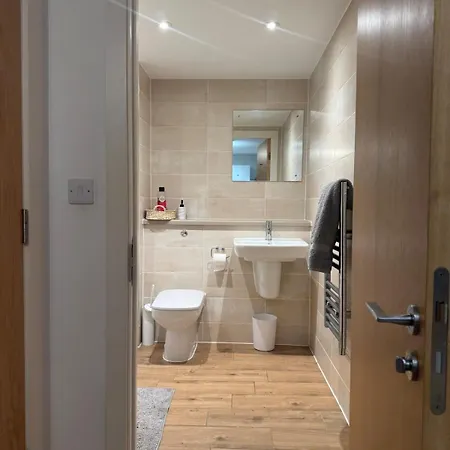 Lux 1-bed Flat With Water View Manchester