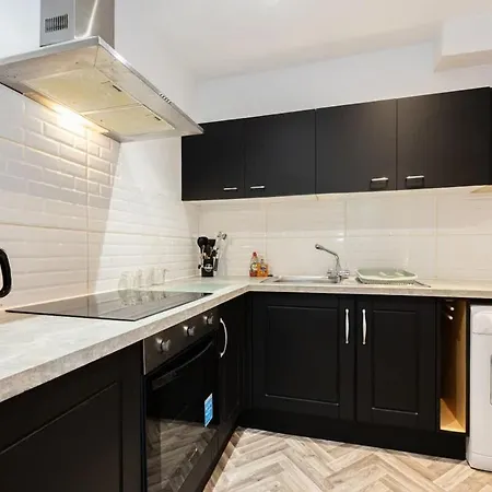 Stylish Didsbury - Walk To Train Station *