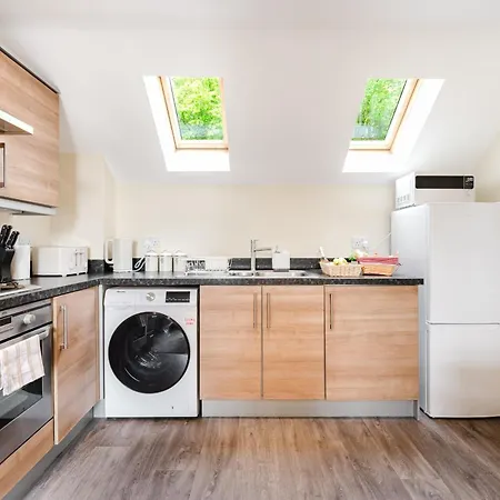 2 Bed Salford L Free Private Parking L Contractors & Families L Sleeps 4 L Free 1 Hr Early Check-in 아파트