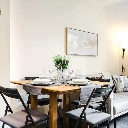 Апартаменты 2 Bed Salford L Free Private Parking L Contractors & Families L Sleeps 4 L Free 1 Hr Early Check-in *