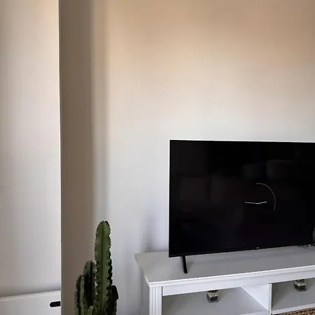 Modern Flat Riverside Views 2 Bedroom