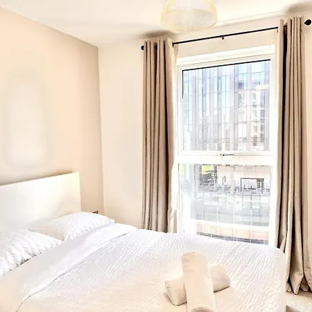 Modern Flat Riverside Views 2 Bedroom