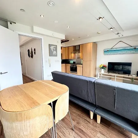 Lägenhet Spacious Duplex With Parking *