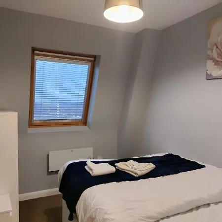 Cosy Penthouse Flat With Views In Salford *