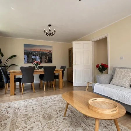 2 Bedroom Flat *