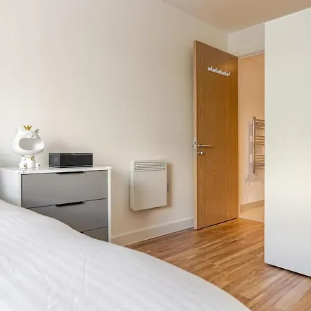 2br Near Old Trafford Balcony, Water View ,parking&gym * Manchester