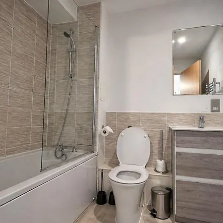 Luxury 2 Bed Duplex In Town Centre *