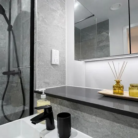 Industrial Luxe 2br Designer Flat Near Victoria Manchester