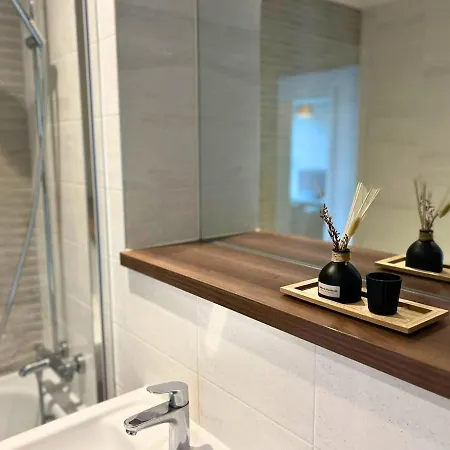 Joyful - 2 Ensuite Brand New Furniture Flat In M15 *