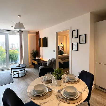 New! Stunning Two Bed Flat In With Balcony Apartmán *