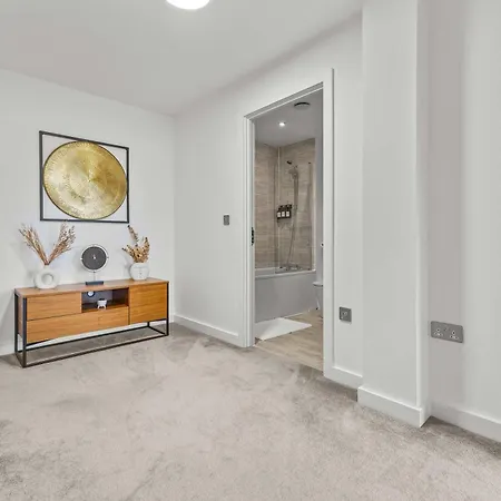 Modern 2br With Balcony Near Centre *