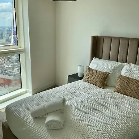 Centre - Skyline View *
