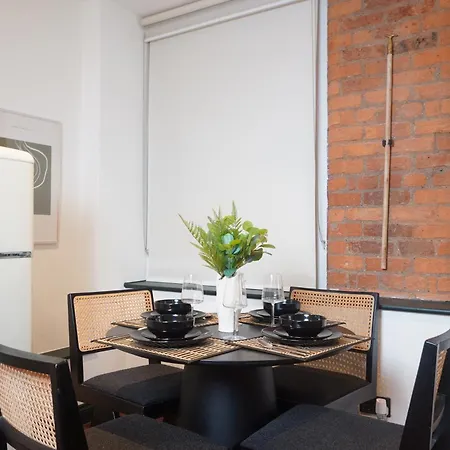 Daire Modern 1-bed With Gym Near Ao Arena & Victoria Station *