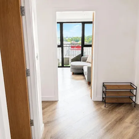 4th Floor Flat With Balcony - Pass The Keys Manchester