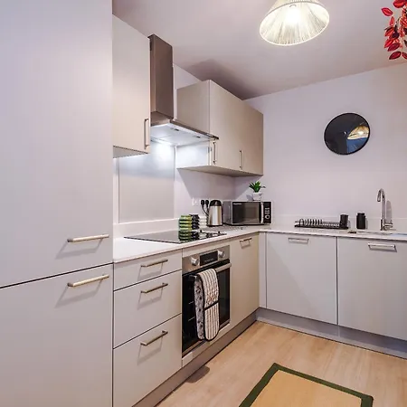 2br In - Free Parking