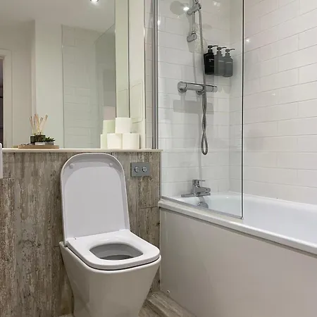Balcony View Deluxe 2 Bed Ao Arena & Victoria Stn