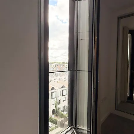Stylish New 2br 5min Ao Arena Free Parking