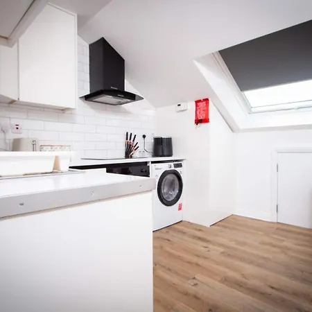 Stylish Newly Refurbished 2br Flat In *