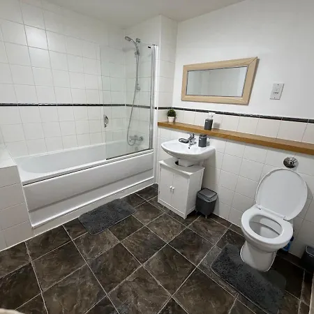 Didsbury 2-Bed With Free Parking & 2 Balconies Манчестер