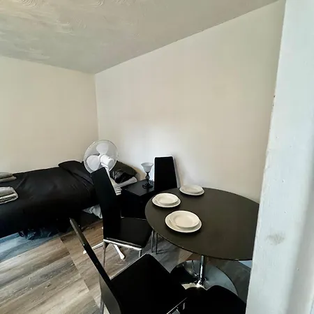 Apartmán Stylish In Centre - Sleeps 4 *
