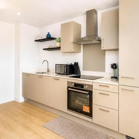 Stylish 1 Bed Sleeps 3 - Old Trafford - Centre Tram Access * Manchester