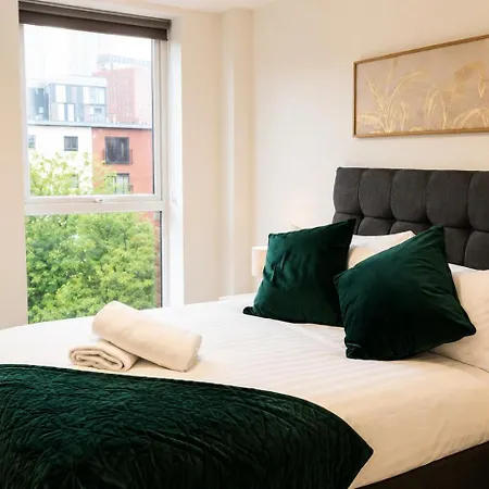 2 Bedroom Luxury Centre & Salford *