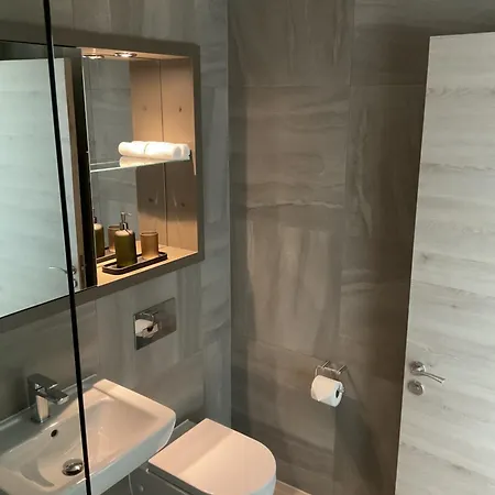 Apartment Cloud32 - Luxury Two Bedroom In Centre With Skyline Views *