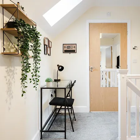 2 Bed Salford L Free Private Parking L Contractors & Families L Sleeps 4 L Free 1 Hr Early Check-in *
