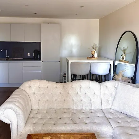 Modern Flat Riverside Views 2 Bedroom Apartmán *