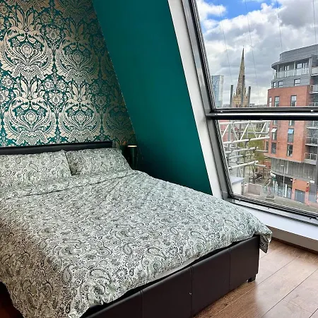 Spacious Duplex With Parking *