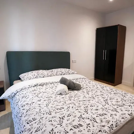 Industrial Luxe 2br Designer Flat Near Victoria *