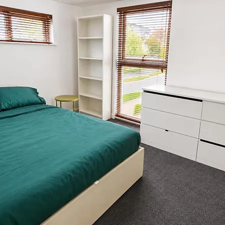 4 Bedroom Sleeps 7 Near Etihad And Co Op Live