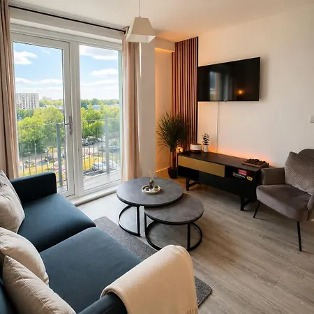 New! Stunning Two Bed Flat In With Balcony Apartmán