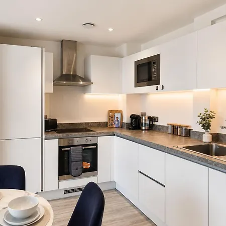 New! Stunning Two Bed Flat In With Balcony