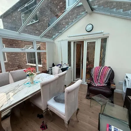 Ground Floor 1 Bed Flat Free Parking Near Tram * Manchester
