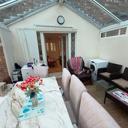 Ground Floor 1 Bed Flat Free Parking Near Tram アパート *