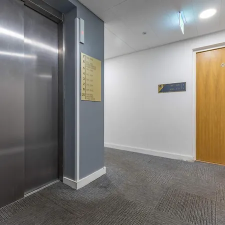 Modern 2br With Balcony Near Centre Manchester