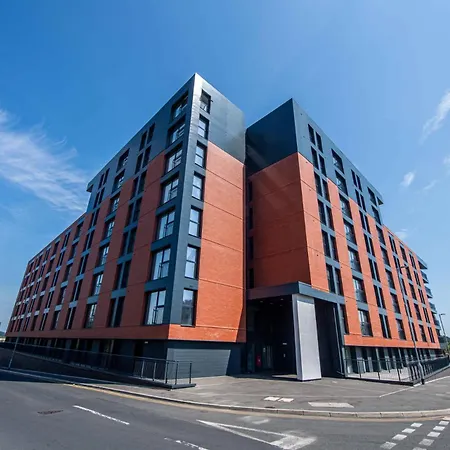 Sleek 2-bed Salford Near Centre *