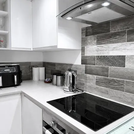 4th Floor Flat With Balcony - Pass The Keys